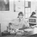 Thomas Fritsch, der Gründer der Sprachschule Casa Goethe IIC sitzt am Schreibtisch in der Schule auf einem alten Schwarz-Weiß-Foto.