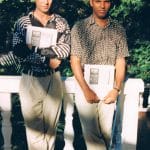 Buchautor Jürgen Wehr (links) und Lehrer Carlos Alvarez stehen auf einem Foto aus den 90er Jahren auf der Terrasse der Sprachschule IIC Casa Goethe in Sosua.