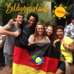 Eine Gruppe junger Leute vom Spanischkurs Bildungsurlaub schwenkt die deutsche Flagge und freut sich über das Angebot von 30 Prozent sparen auf den Bildungsurlaub bis 30. September 2022 in Santo Domingo am Instituto Intercultural del Caribe (IIC Spanish School), dessen Spanisch-Intensivkurse in Deutschland in vielen Bundesländern für den Bildungsurlaub anerkannt sind.