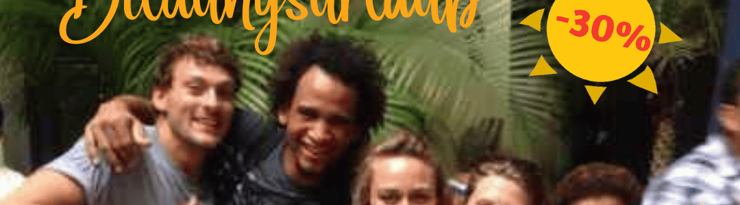 Eine Gruppe junger Leute vom Spanischkurs Bildungsurlaub schwenkt die deutsche Flagge und freut sich über das Angebot von 30 Prozent sparen auf den Bildungsurlaub bis 30. September 2022 in Santo Domingo am Instituto Intercultural del Caribe (IIC Spanish School), dessen Spanisch-Intensivkurse in Deutschland in vielen Bundesländern für den Bildungsurlaub anerkannt sind.