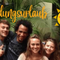 Eine Gruppe junger Leute vom Spanischkurs Bildungsurlaub schwenkt die deutsche Flagge und freut sich über das Angebot von 30 Prozent sparen auf den Bildungsurlaub bis 30. September 2022 in Santo Domingo am Instituto Intercultural del Caribe (IIC Spanish School), dessen Spanisch-Intensivkurse in Deutschland in vielen Bundesländern für den Bildungsurlaub anerkannt sind.