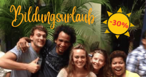 Eine Gruppe junger Leute vom Spanischkurs Bildungsurlaub schwenkt die deutsche Flagge und freut sich über das Angebot von 30 Prozent sparen auf den Bildungsurlaub bis 30. September 2022 in Santo Domingo am Instituto Intercultural del Caribe (IIC Spanish School), dessen Spanisch-Intensivkurse in Deutschland in vielen Bundesländern für den Bildungsurlaub anerkannt sind.