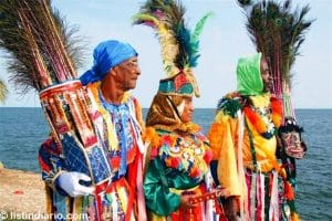 Los Guloyas are a vibrant, UNESCO-recognized group of Afro-Caribbean dancers from San Pedro de Macorís in the Dominican Republic, known for their dazzling, beaded costumes, feathered hats, and energetic, rhythmic dancing. They represent the cultural legacy of 19th-century British Caribbean immigrants (Cocolos) who worked in the sugar industry.